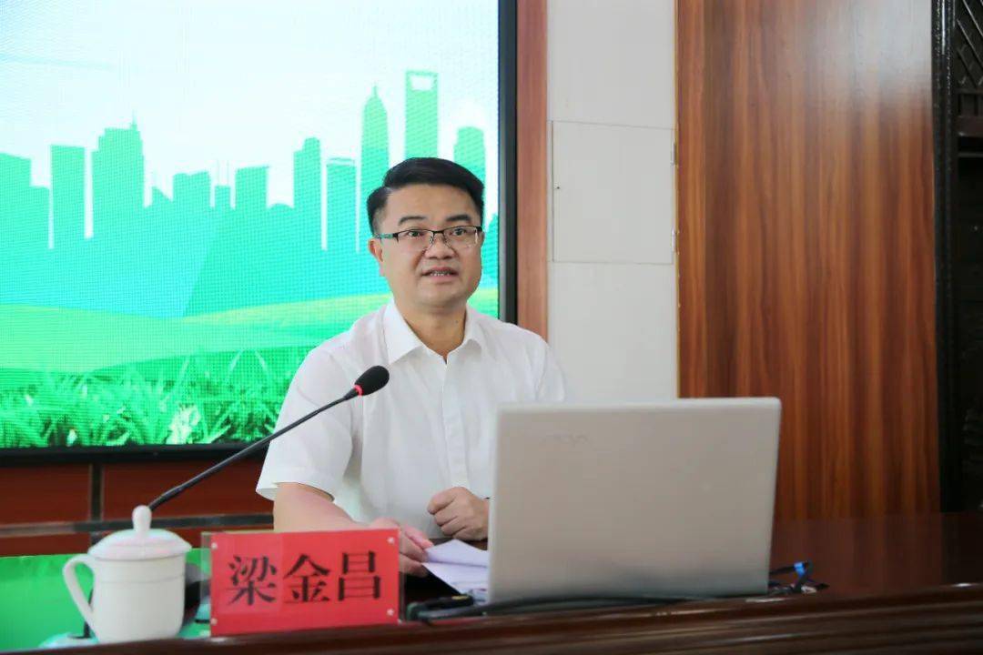 课堂上,梁金昌以"健康人生 绿色无毒"为主题,通过图