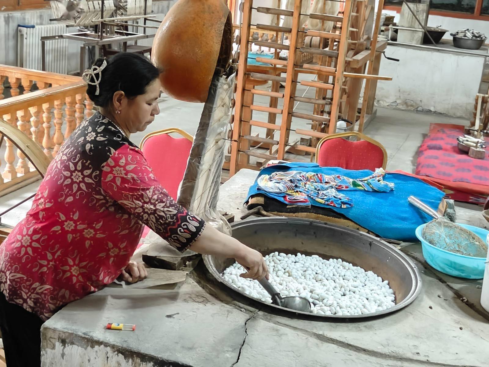 在田市吉亚丽人艾特莱斯丝绸手工作坊,记者们零距离感受这种手工艺品