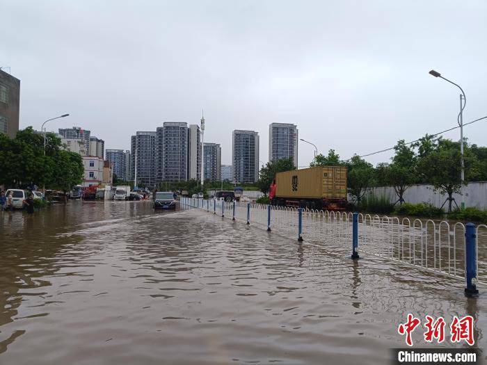 暴雨致厦门城区内涝 消防紧急出动排除险情_积水_排涝_作业