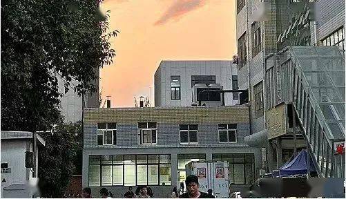 桃李园餐厅位于综合楼一楼二楼,既可以直接使用校园卡,也可以在手机上