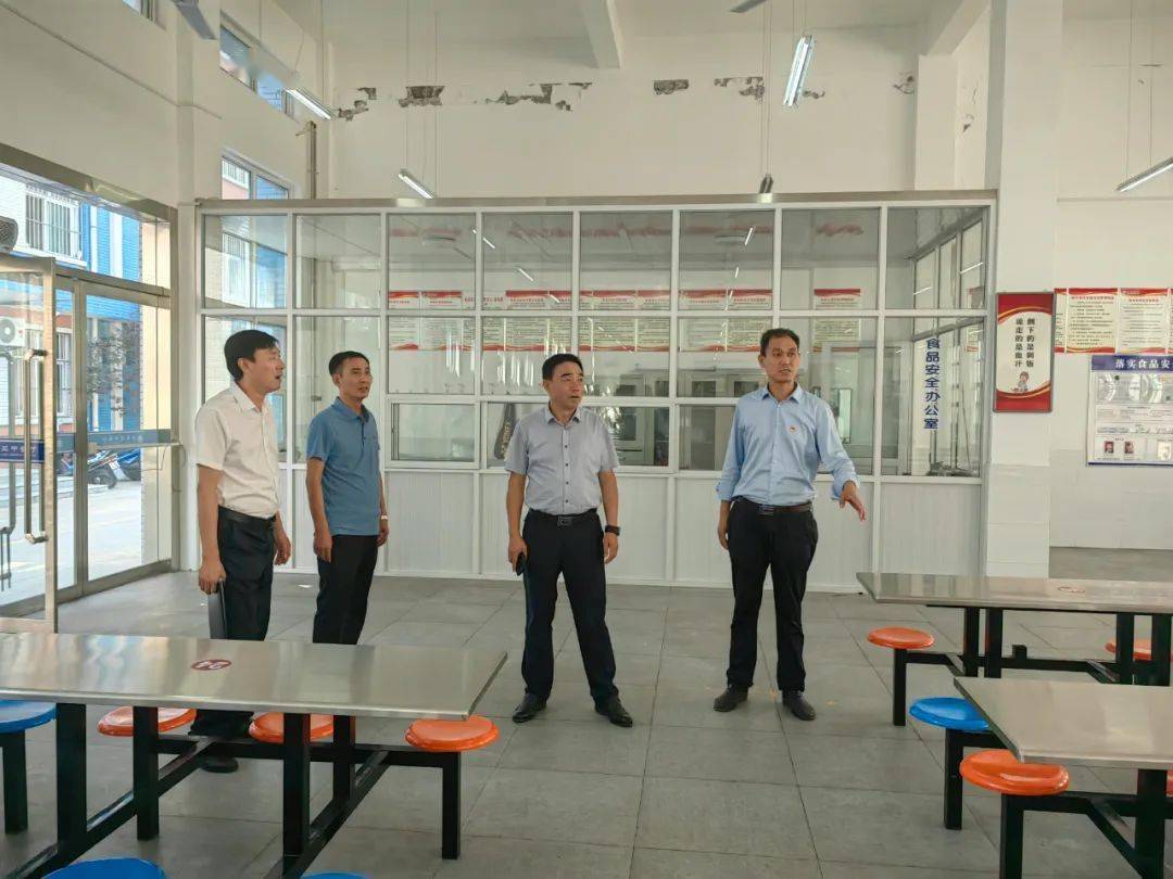 教育局党组成员,象山中学校长贾建军在金城片区,板桥镇,教师进修学校