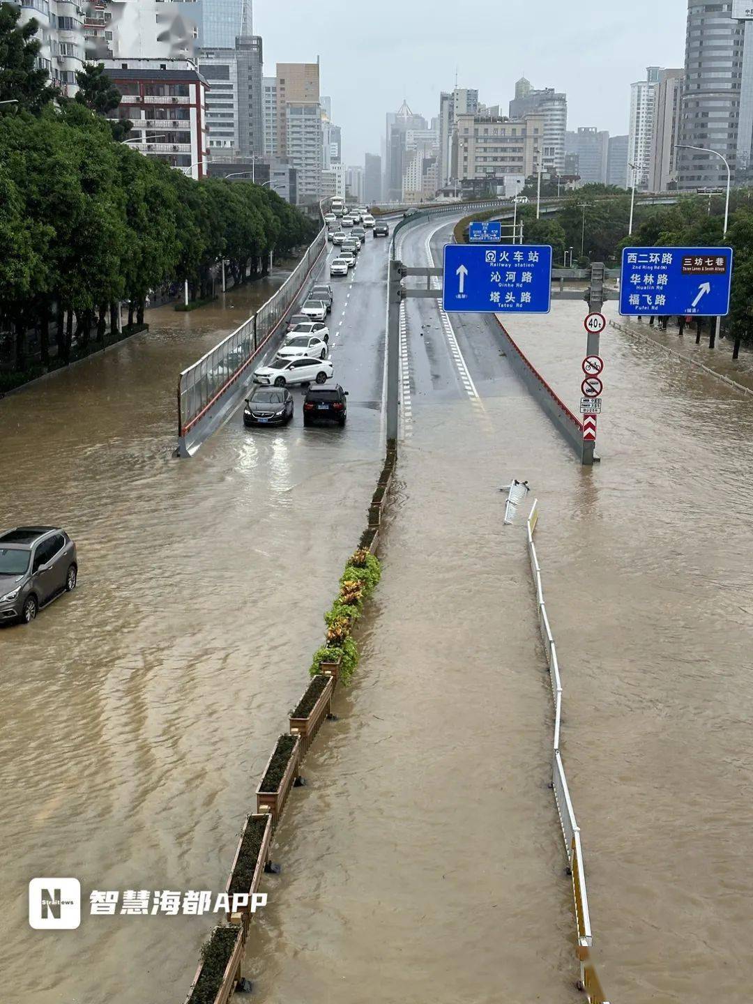 厦门紧急发布!福建多地积水,车辆被淹,列车停运……_暴雨_海沧_天气