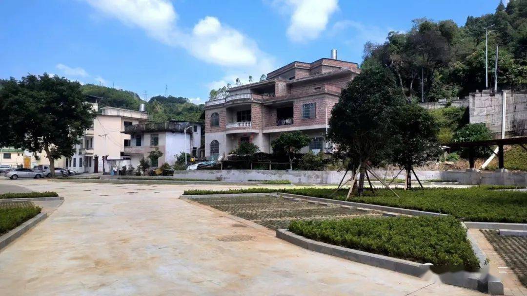 昭平这个镇利用闲置地建起一个大停车场,还有充电桩……_走马镇_镇内