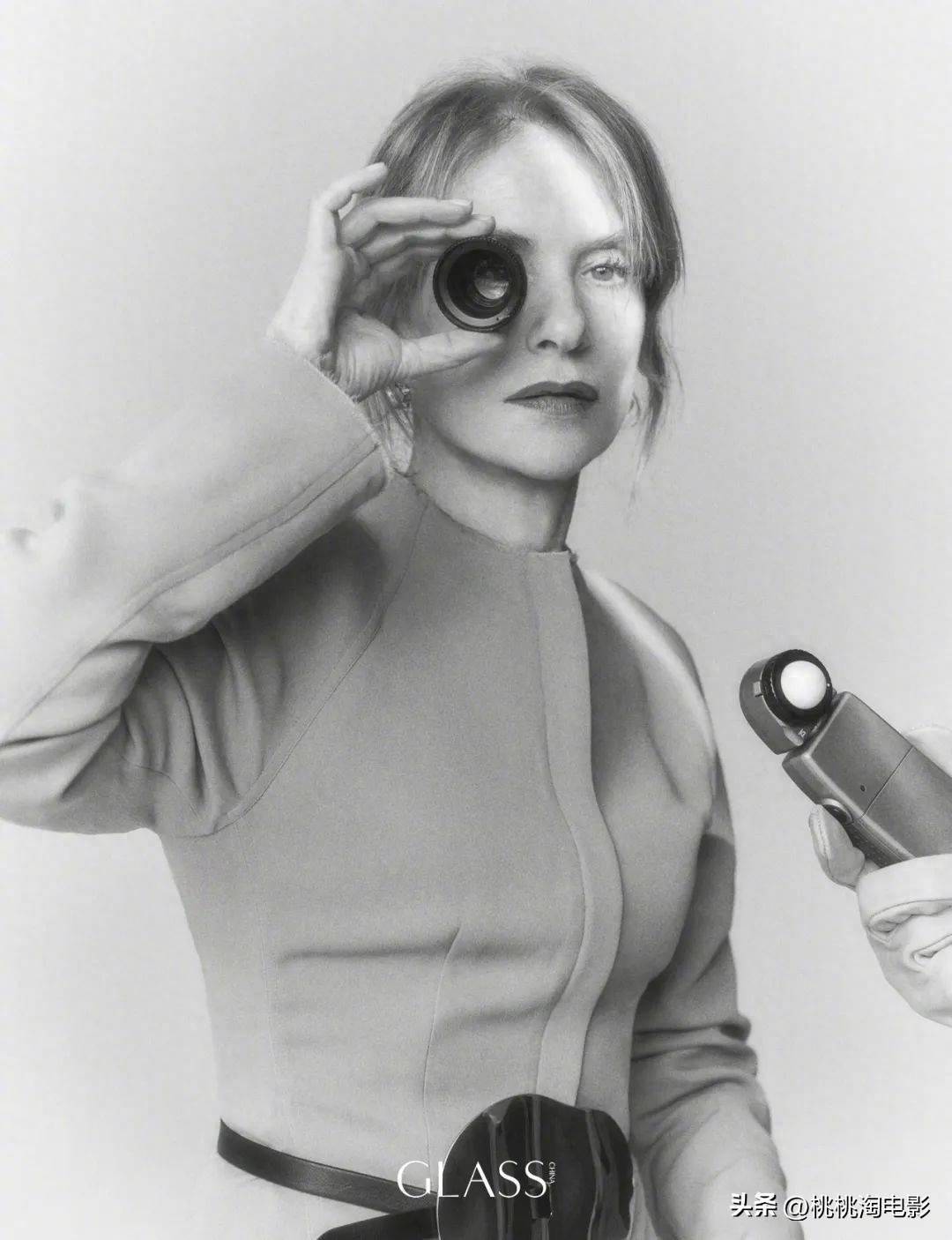 伊莎贝尔·于佩尔《glass》杂志封面大片,从容演绎法式时髦_合作_新片