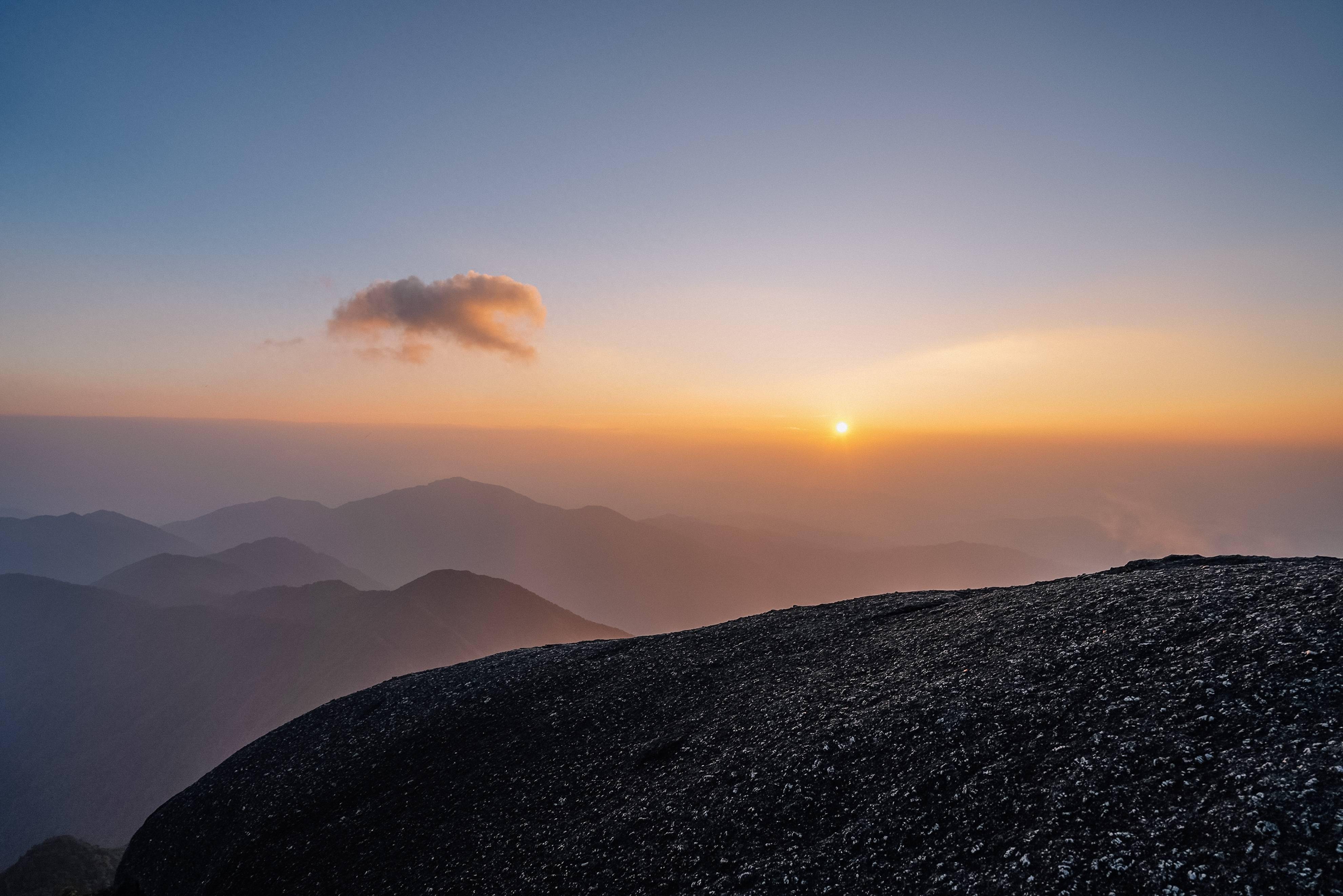 山顶_星空_大巴车