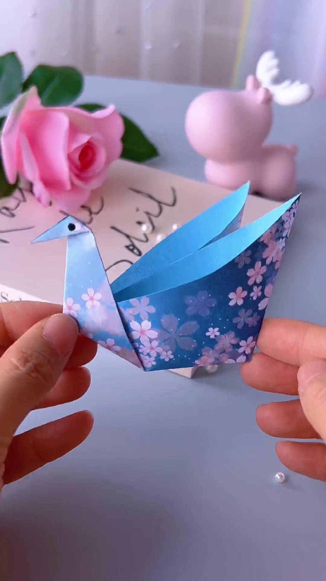 简单又好看的千纸鹤收纳盒来啦,折一个放桌上收纳小东西颜色爆表!