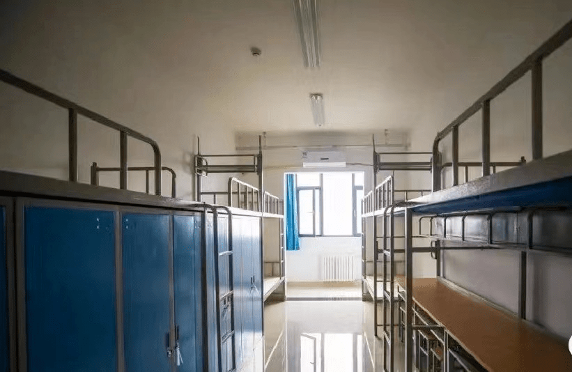 (2)本科女生宿舍位于7号楼,10号楼和13号楼,床规格为190×85 厘米