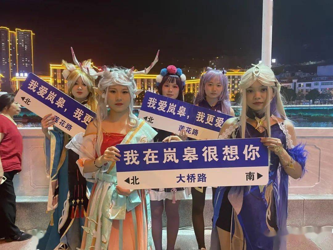 拍照合影吸引游客们驻足停留皆成为一道靓丽风景他们所到之处身着汉服