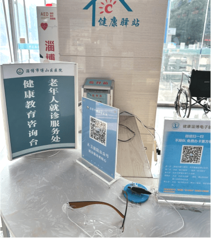 门,急诊各窗口及诊室外张贴"老年人优先"标识,营造氛围