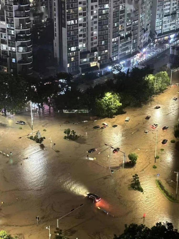 深圳全市进入暴雨紧急防御状态,道路成河,车辆被淹_降雨_影响_龙岗区