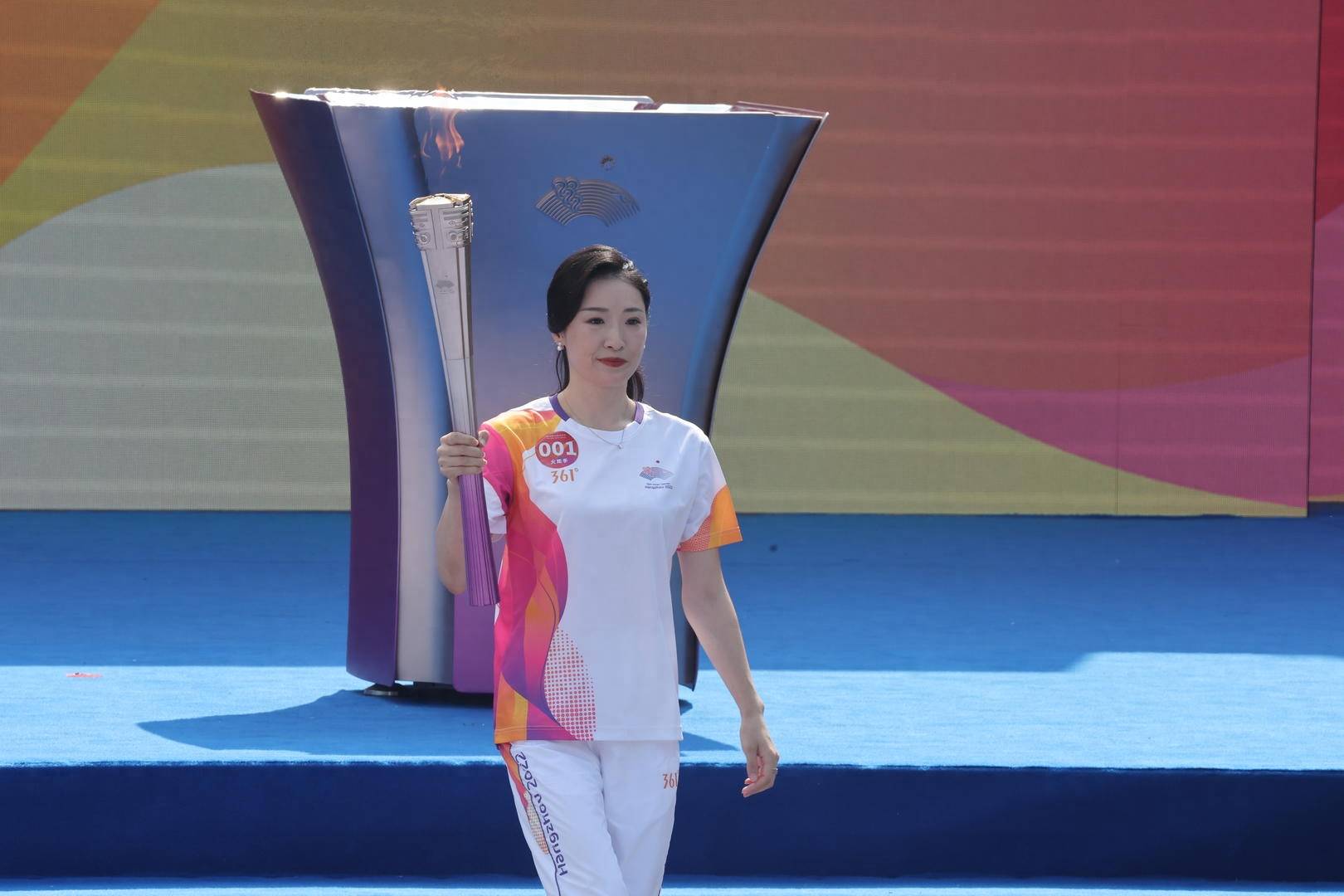 杭州亚运会火炬传递启动仪式在西湖举行,106人参加首日传递_罗雪娟