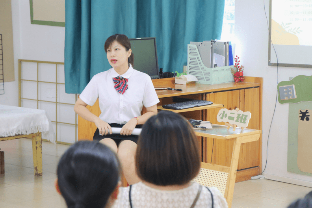 阳江园区面对老师班级工作全面的介绍认真聆听的面庞是最真实的认同本