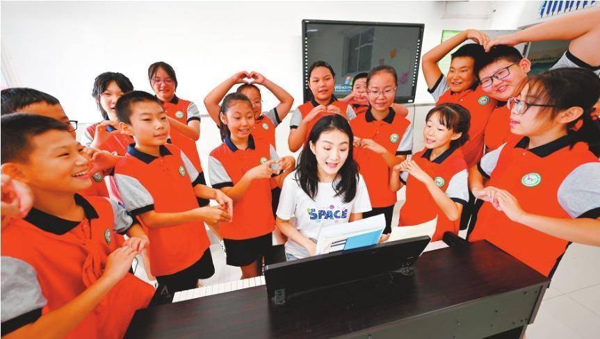 教师节即将到来,沈阳市浑南区王滨希望学校的音乐教室里,随着钢琴的