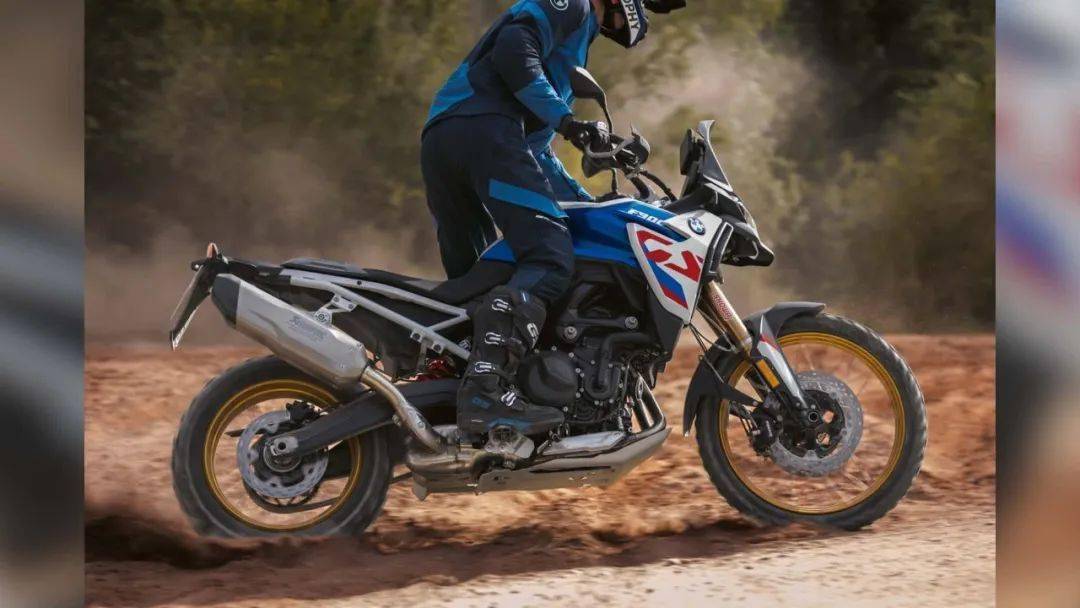 f900gs整个车头部分的斜切造型,像极了本田非洲双缸的处理方式