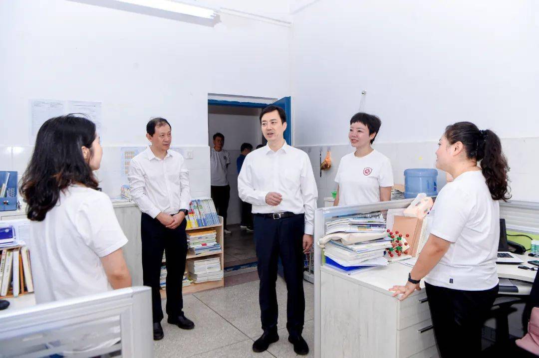 市政府秘书长李昂参加.