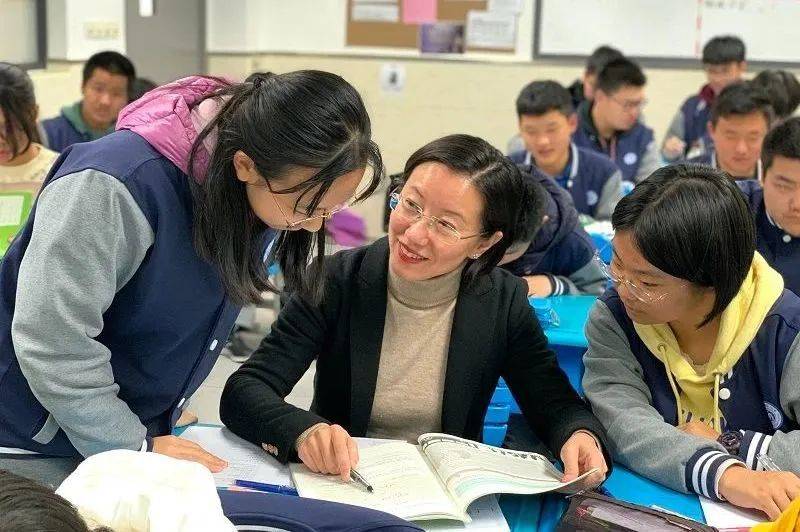 宗华老师服务曹杨二中23年,作为一名党龄24年的老党员,她始终怀揣"