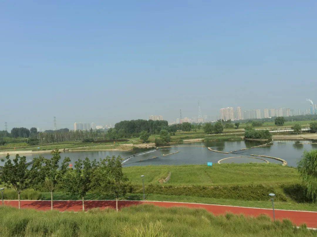 水域面积1400亩,全长5公里,沣渭生态景观区,带老人和孩子来这里很合适