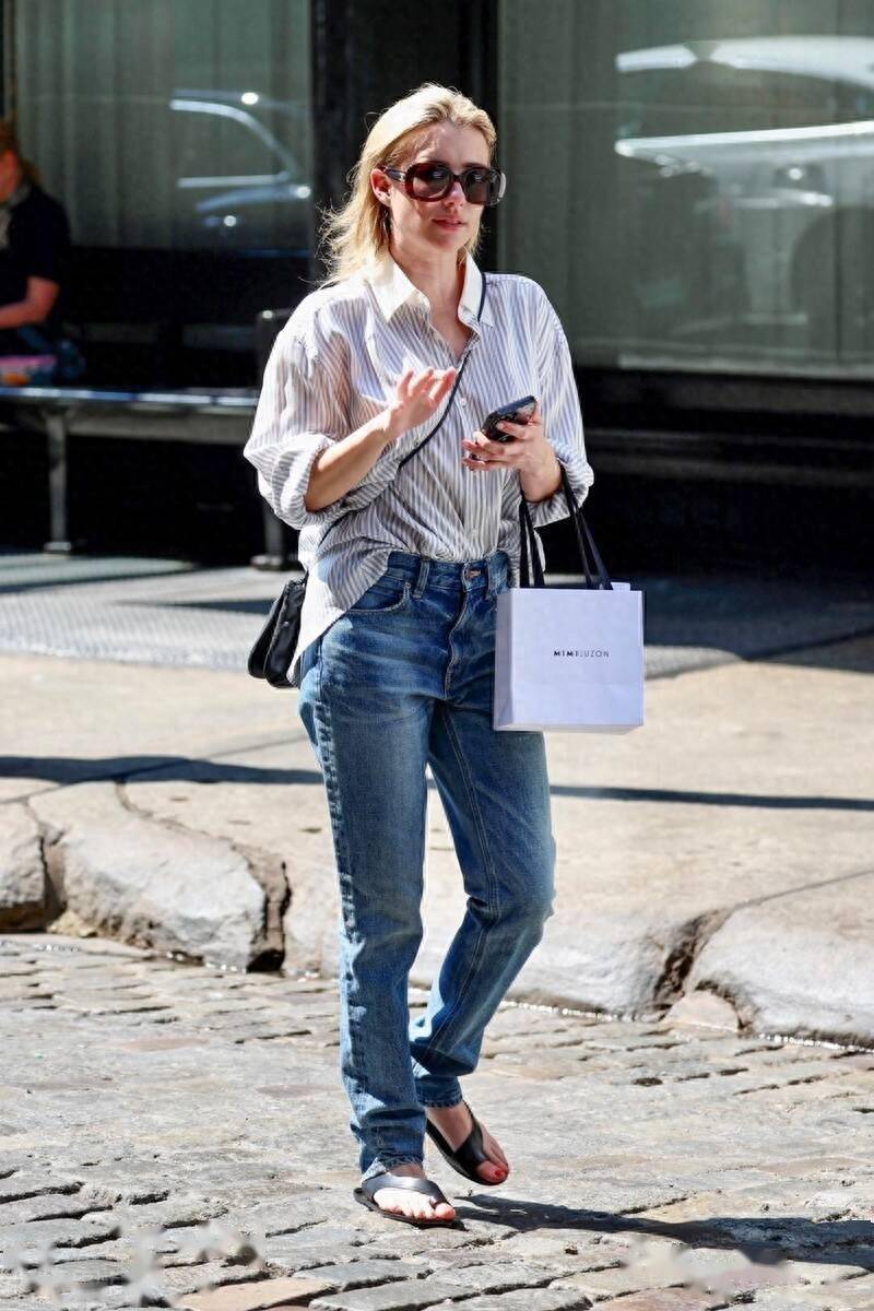艾玛-罗伯茨街拍,条纹衬衫配蓝色牛仔裤 人字拖,演绎低调简单_经典