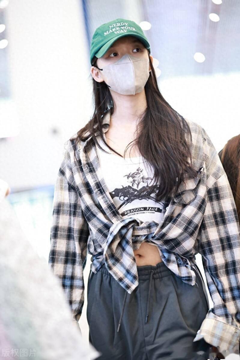 街拍:林允格纹衬衫 黑色运动裤 棒球帽休闲随性_北京_机场