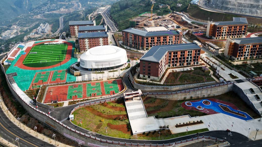 四川金阳县东山中学正式投用 搬迁户子女在家门口就能读好学校_县城