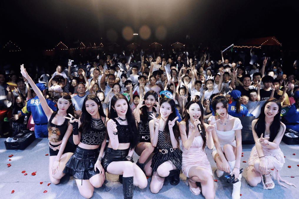 会首场大世界·女团音乐会已拉开序幕,今年将推出多个新生代女团演出