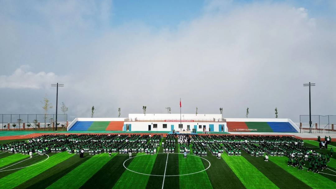 该校是金阳县新建的一所全寄宿制重点初级中学,能满足当地3000名初中