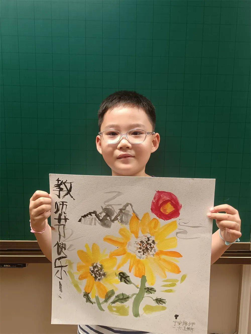 少先队员们利用手中的画笔,画出一幅幅惟妙惟肖的手抄报;队员们自制的