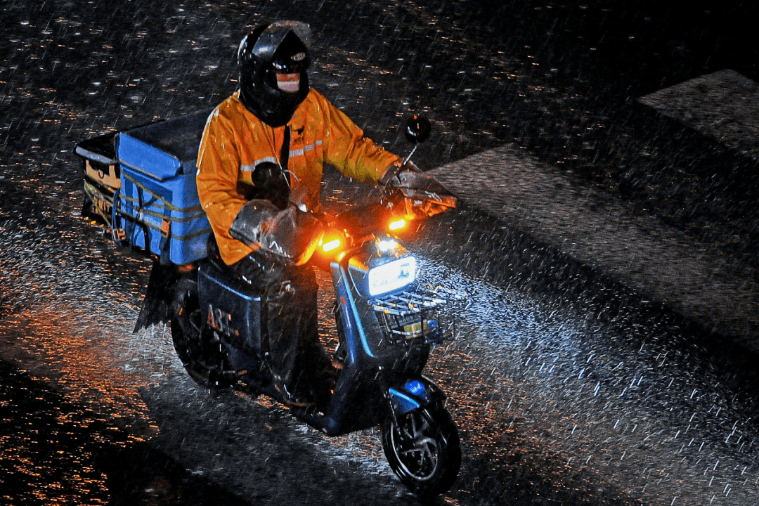 高温多雨的夏天过去了,外卖骑手很"怀念"_天气_工作_下雨天