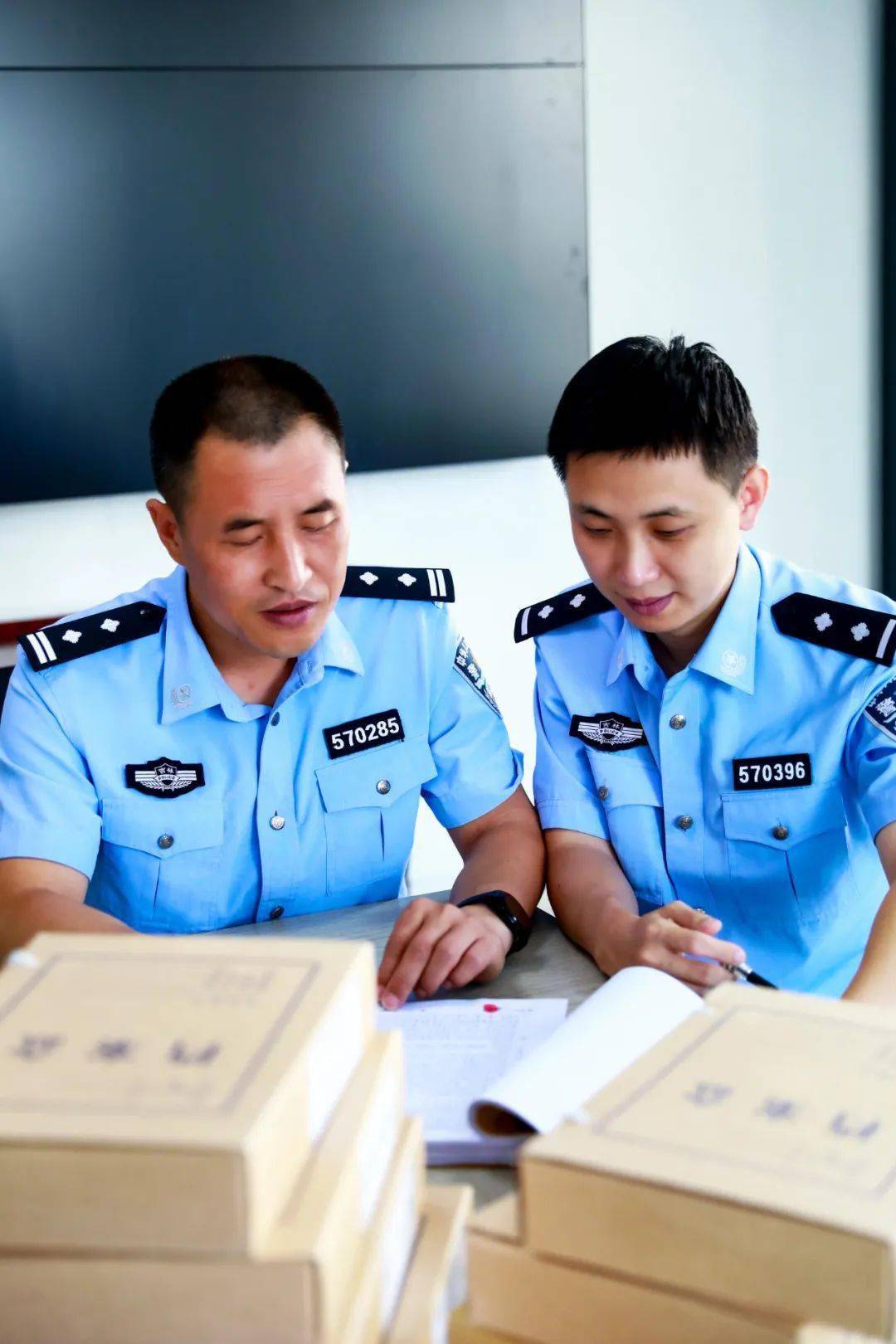 集安市公安局技术大队大队长王树鹏(右)正在传授民警邵天利(左)痕迹