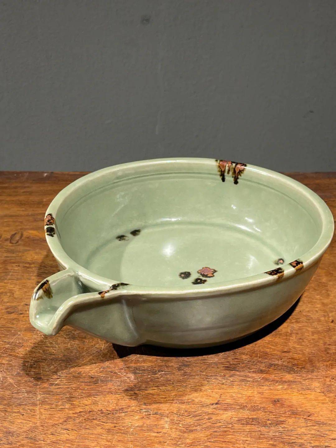 龙泉是浙江省历史文化名城,位于浙江西南部,与福建省接壤,以出产青瓷