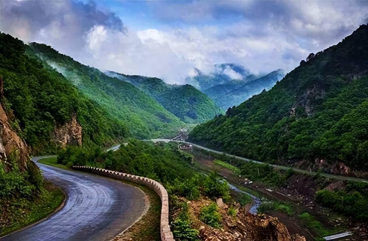 自驾游使得不同季节有不同的原生态自然风光由于这里特殊的地理条件