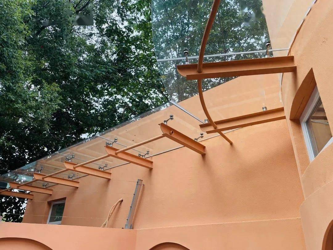 出入口沿围墙建造了一排景观廊架屋顶,屋顶采用双层夹胶钢化玻璃顶