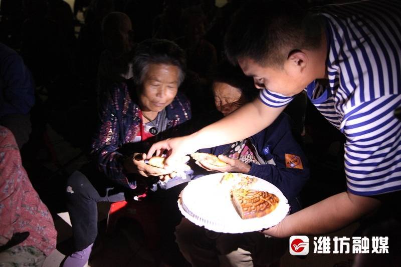 安丘新鲜事：不会理发的电工不是好放映员