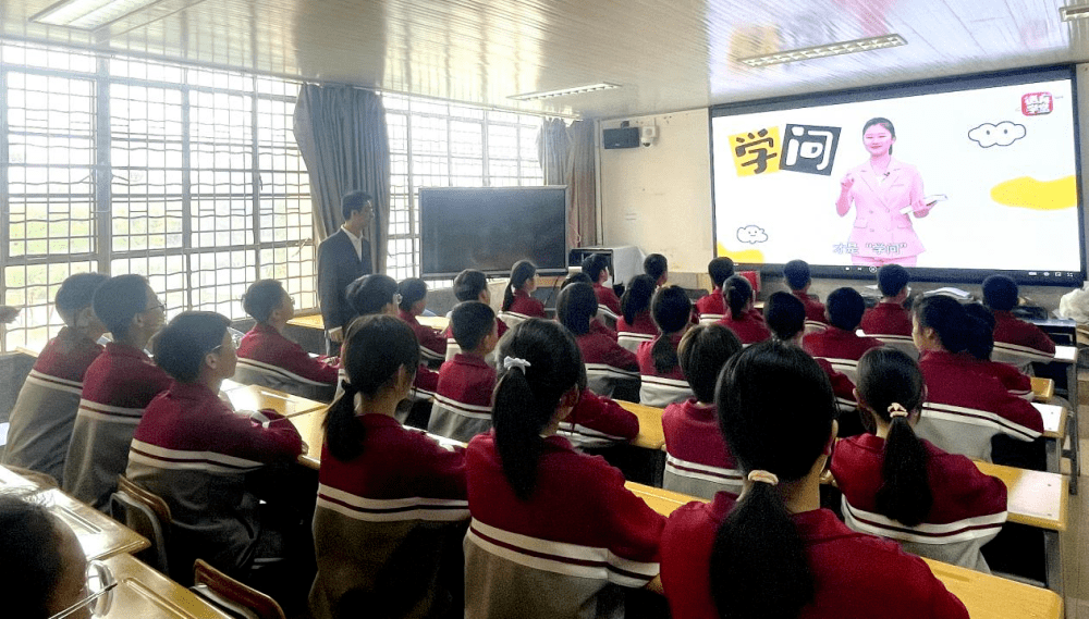 通海县秀山中学师生认真观看《中小学德育学堂》视频节目