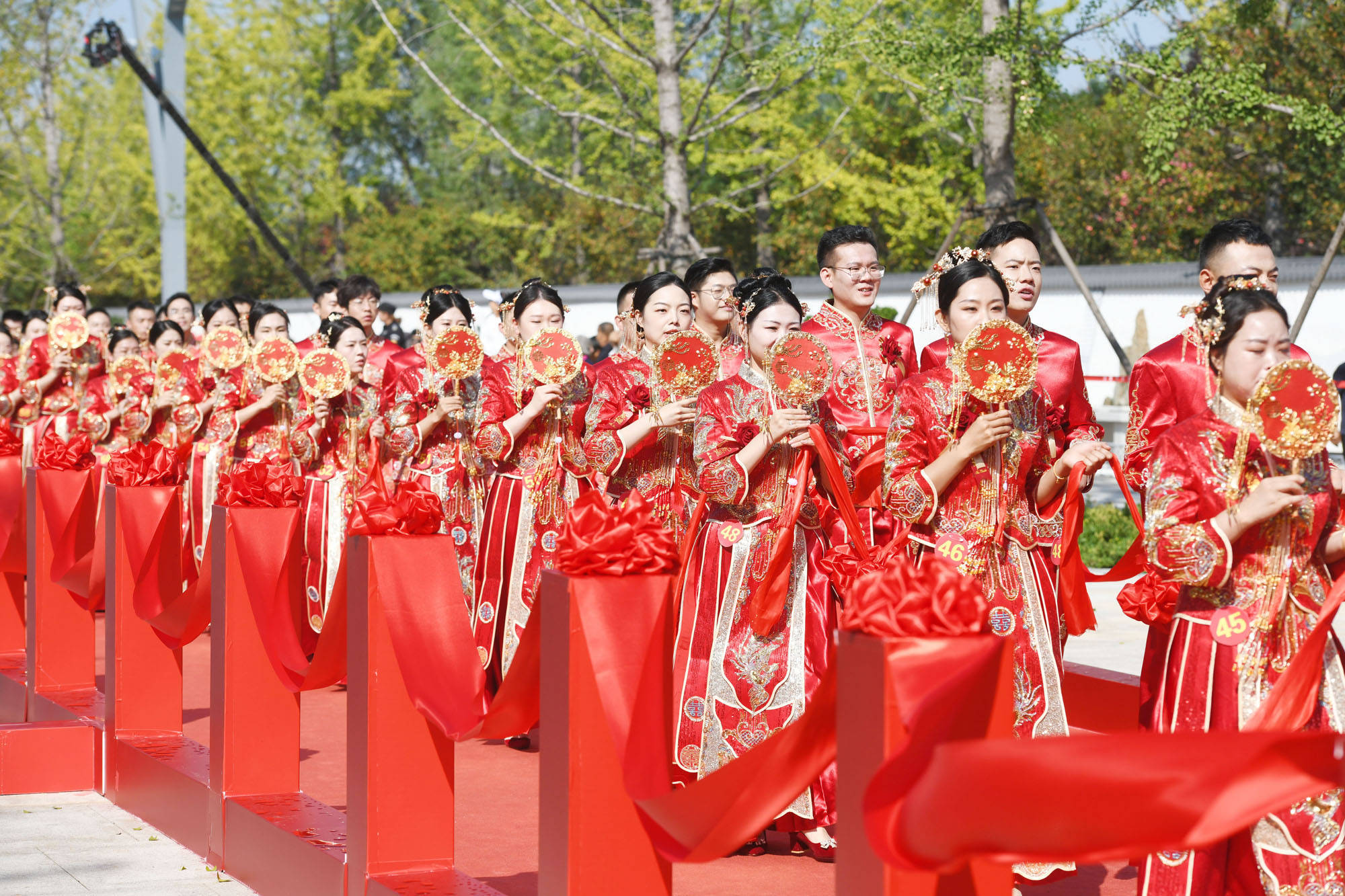 晋阳湖畔,百对新人共赴中式集体婚礼_婚书_承诺_爱的