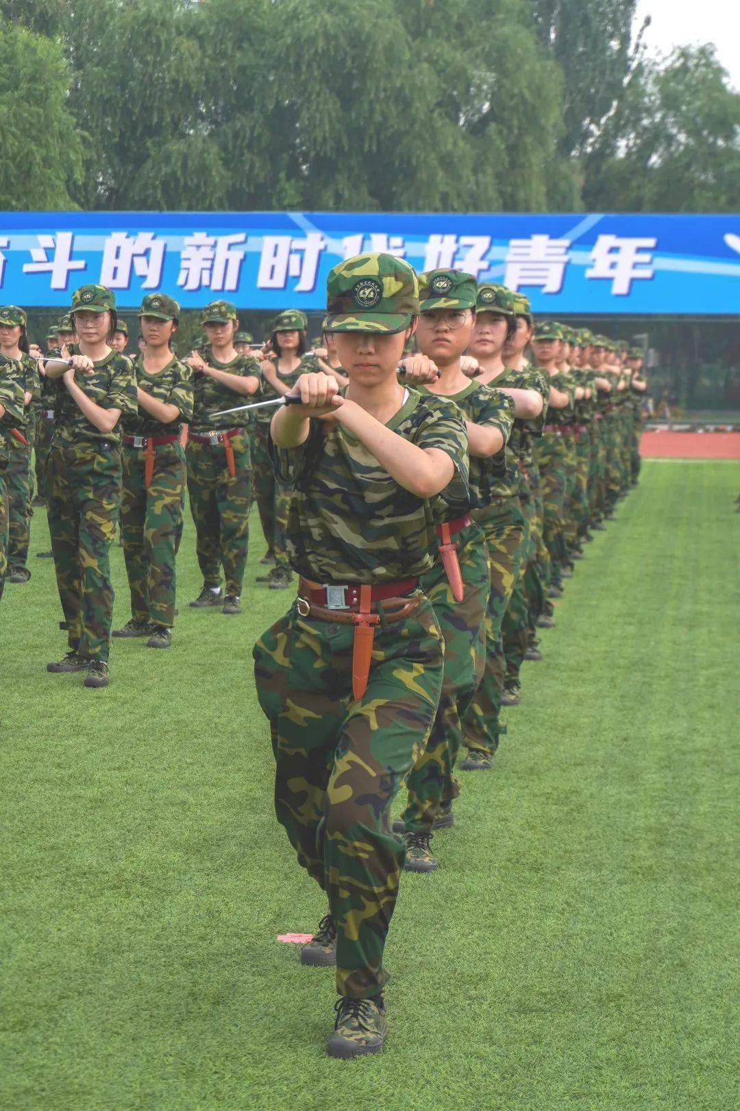 沙场秋点兵,北航学子列队完毕,请检阅!_军训_闭营_猎鹰