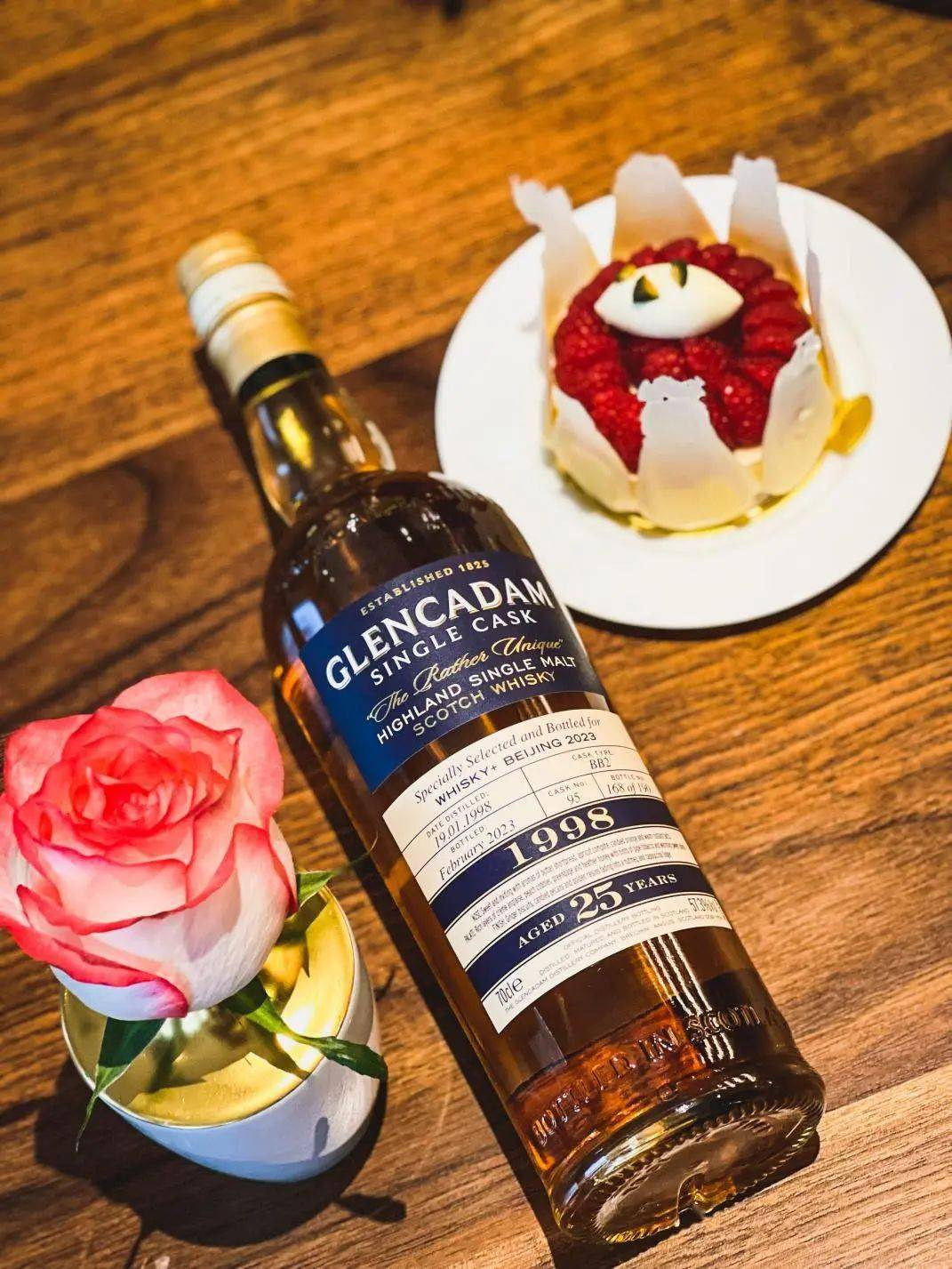 一天小支老师拿起一瓶只剩个底儿的威士忌一倒而尽,并随手拍照向群友