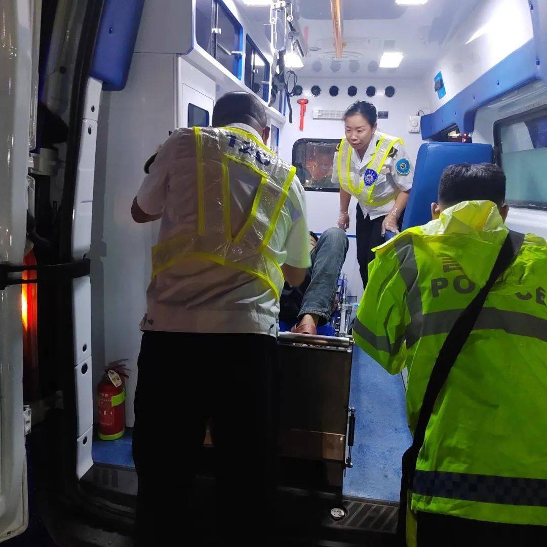 绥中县消防救援大队紧急处置两起车祸事故_人员_被困者_葫芦岛市