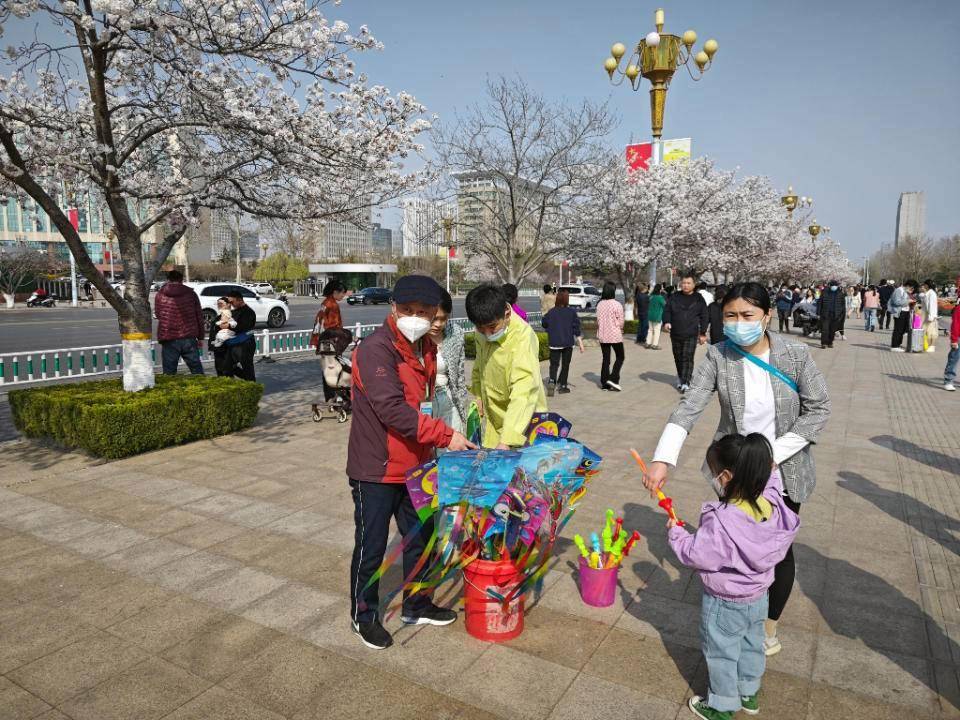 天博官方网站小商贩蹭樱花热度热点“打卡点”卖气球日入千元(图1)