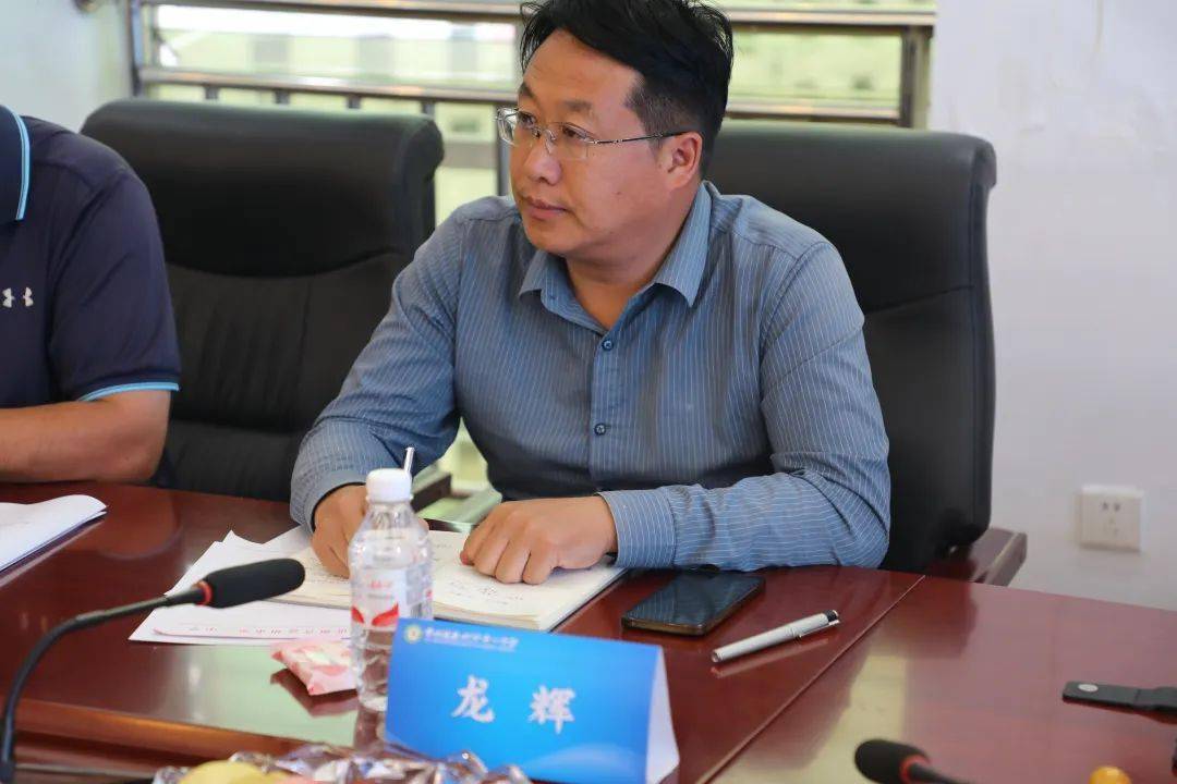 党委委员,副校长  龙辉党委委员,副校长  杨光华杨光华副校长给予青年