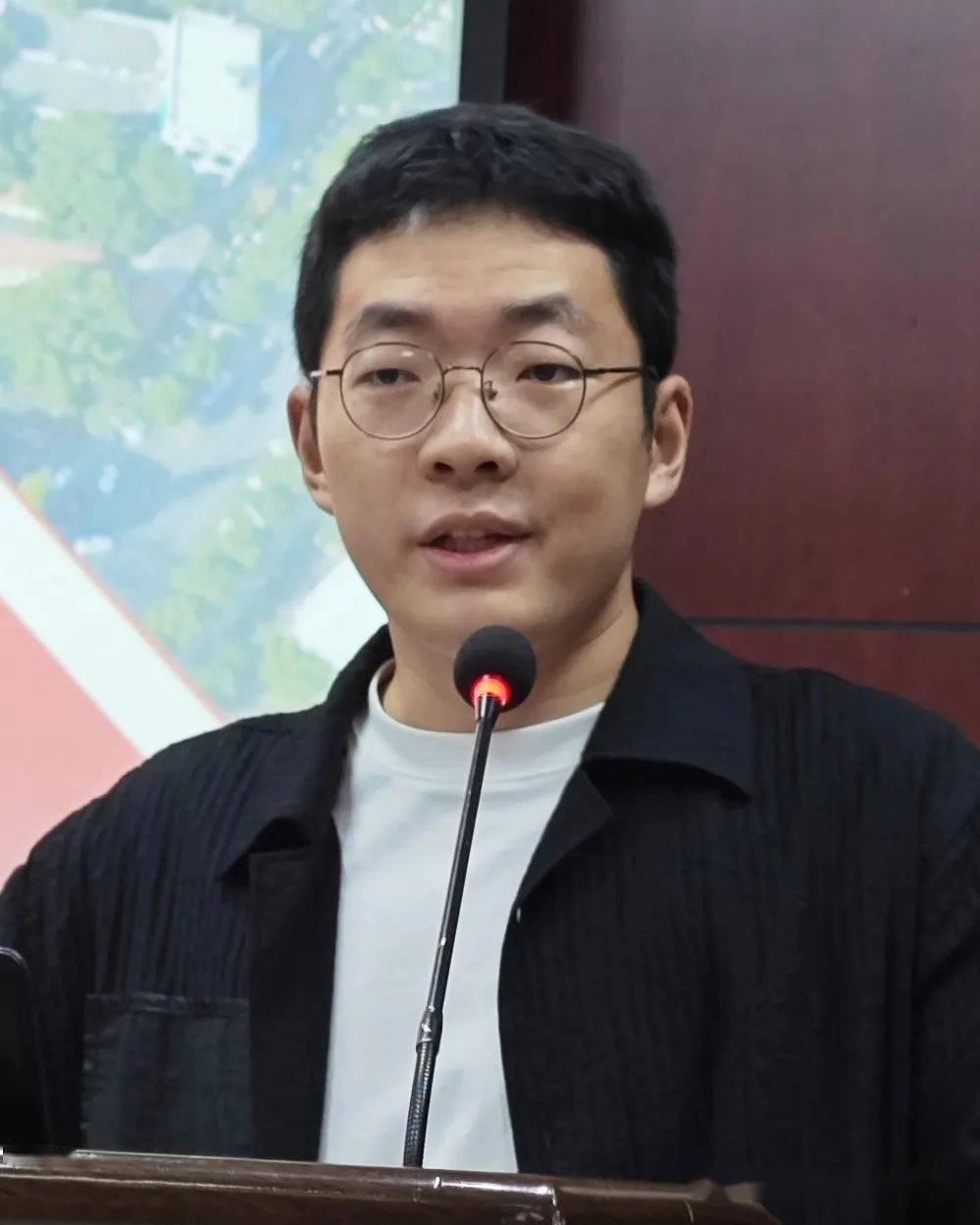 衢州二中党委书记翁胜华,校长王飞,衢州风华学校校长蓝建龙,衢州博文