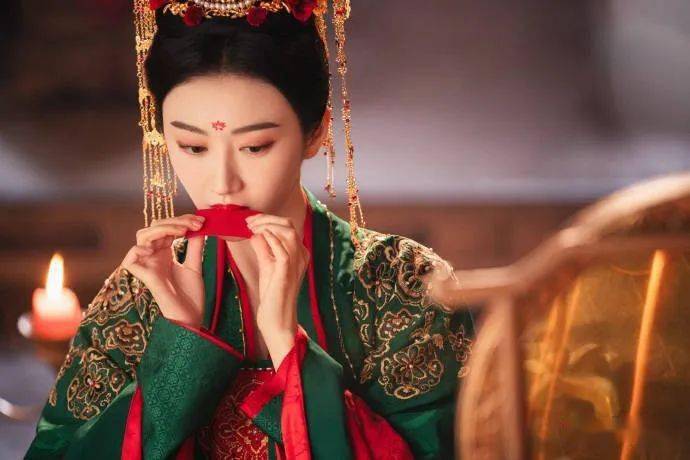 景甜古装婚服造型美丽动人 凤冠霞帔华丽大气_少女_来源_娱乐