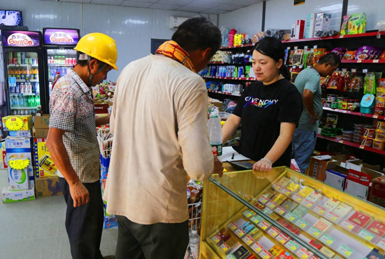 工地购物超市受青睐_员工_生活_篮球场
