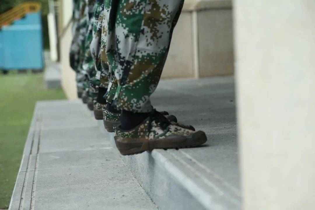 脚尖张开60度怀着满腔热血奋战绿茵场地他们昂扬着军人般的士气向左