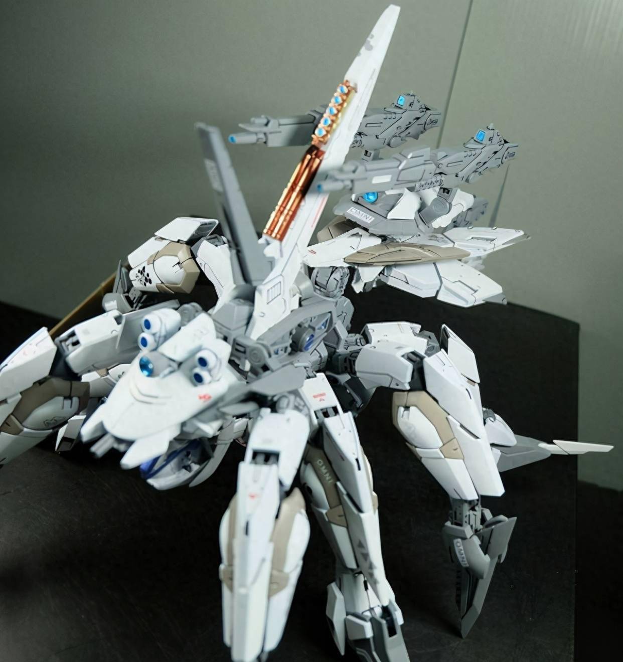 1:100比例可变形蜘蛛,白色圣盾高达模型_机械_细节_感觉