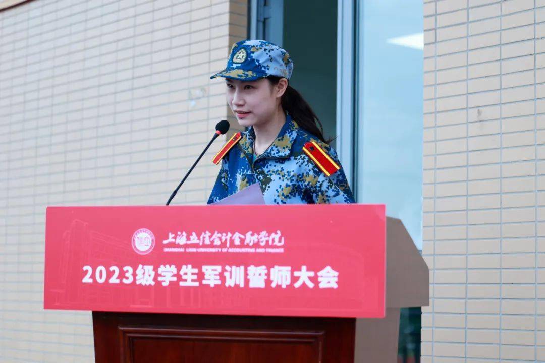 会计学院学生李沐遥和金融学院学生方子莹代表新生发言.