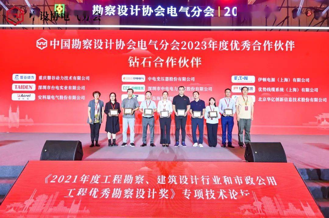 网站发布仪式(从左至右依次为:陈琪,吕丽,刘长志,欧阳东,夏林,程鑫)