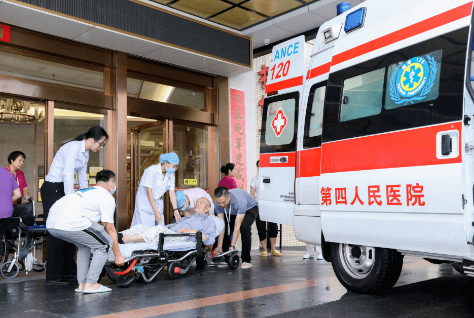 9月8日,佛山市南海区经济开发区人民医院官窑院区救护车冒雨涉水接运