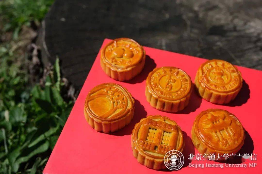 似十五的月,金黄靓丽,圆满华丽交大校景辅以装饰,视觉味觉嗅觉多重