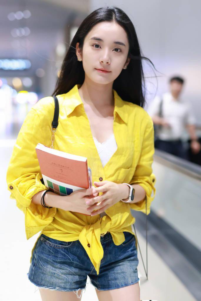 甜美校园女神既视感!《白日梦我》范诗然这套亮色穿搭太吸睛